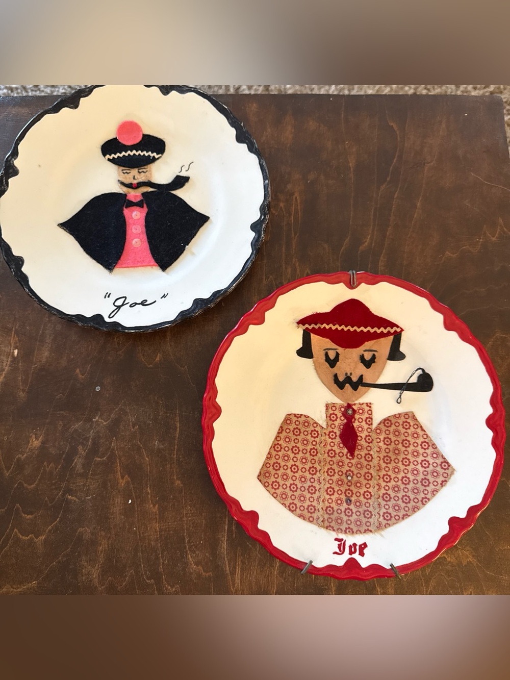 Vtg MCM 1940-50’s Man joe Red pink Felt Portrait Ceramic Plates Set 2  1 hanger